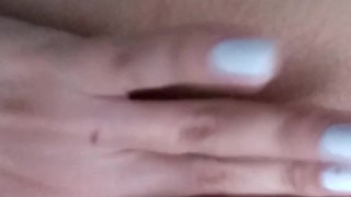 Tengo frío y aprovecho de tocar mi jugosa vagina hasta tener un húmedo orgasmo