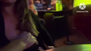 Nàng khoe ngực ngọc ngà giữa quán bar sôi động