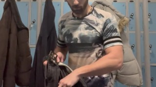 I got hard in front the others in lockerroom at gym