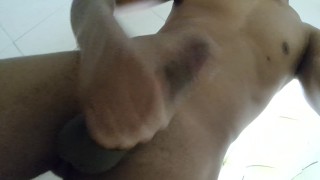 verga grande se masturba en un baño público parte 1.