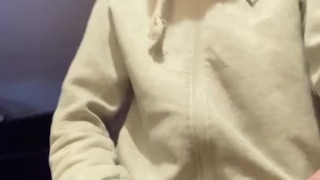 chlápek v mikině trhne z kohouta na telefonu