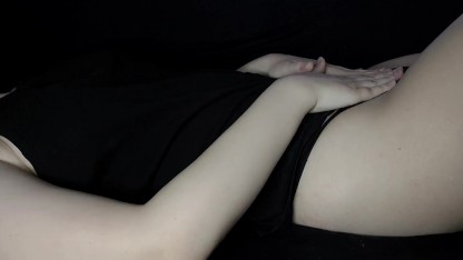 Uzoq sochli godak sik ustida ishlaydi