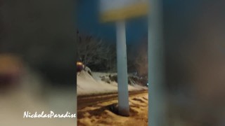 Горячий парень ссыт на публике возле оживленной дороги. Золотой дождь