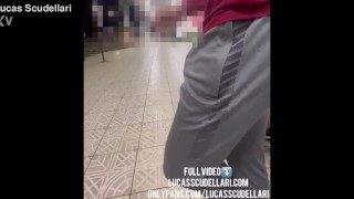 Exibindo a mala no estacionamento