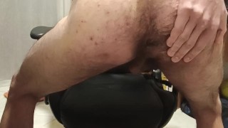 Chico toca su gran polla y se llena de leche