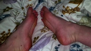 Spiele ein bisschen mit meinen Füßen 🤭🥰