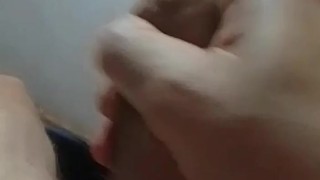 Joven tímido con su micropene