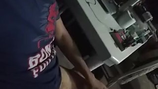 HOMBRE CON CALCETA EN LA VERGA SE MASTURBA RICO