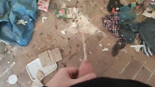 In einem verlassenen Haus gepisst und gewichst
