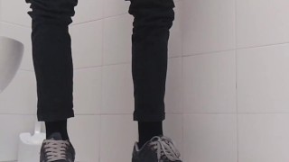 Sega in un bagno publico