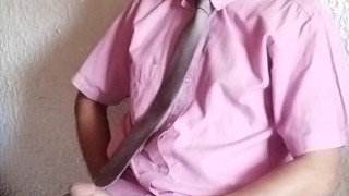 El empleado se masturba a chorros en la oficina