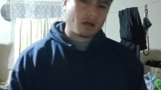 Joven masturbanse en la Sala de su Casa