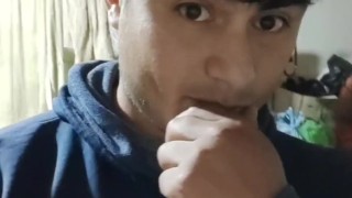 Joven masturbanse en la Sala de su Casa