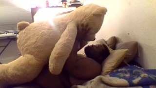 Teddy bear kissing (credits: ellie goulding)