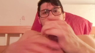 Una mega sborrata per rilassarsi e godere di tutto quel latte