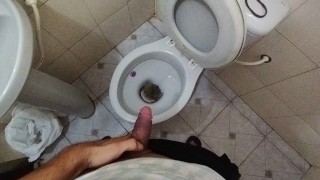 Chico sexy va al baño a orinar y no se masturba