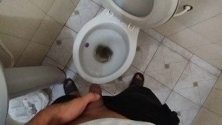 Chico sexy va al baño a orinar y no se masturba