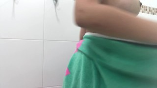 Safadinha se secando depois de um banho