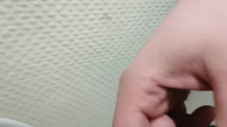 Petite bite humiliée au travail