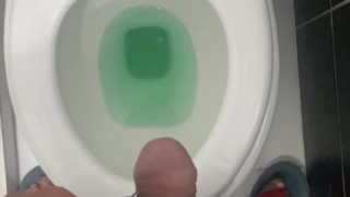 Me saco el pene para orinar