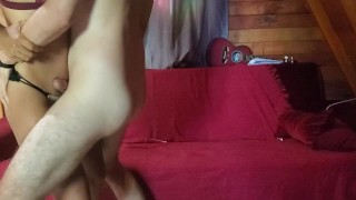 Latina en lencería sedienta de sexo monta verga en el sofa con movimientos intensos