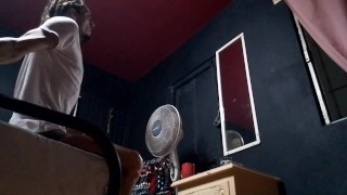 En la oscuridad de su habitación, el modelo contempla (con vanidad) la hermosura de su masturbación.