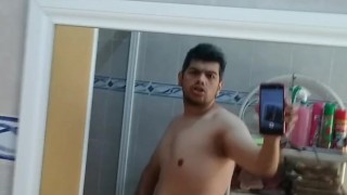 DESNUDO CON LA VERGA PELUDA ENTRE LAS MANOS Y EXPULSANDO SEMEN 🧔💦🍌🥥