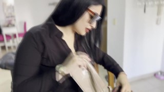 Se COJE bien duro al hombre que le COLOCA el AIRE ACONDICIONADO porque no tiene dinero para pagarle