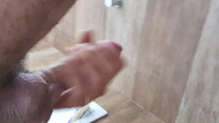 Batendo uma punheta molhada e as bolas subindo pra gozar muita porra