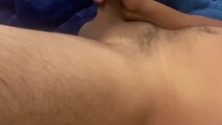 Cuando despierto me dan ganas de eyacular en mi cama cumshot