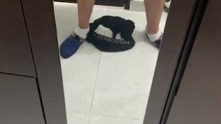 Me bajo los boxer frente al espejo y saco mi verga venosa