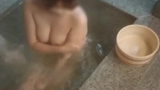 【不倫旅行で乱れ狂う人妻の割り切りセックス】風呂の中でもムラムラは抑えきれず都合のいい不倫相手にまたがる淫乱人妻