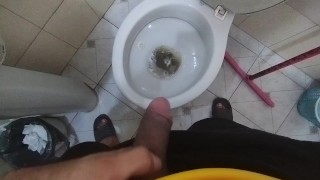 Chico sexy orinando bien rico hasta la última gota