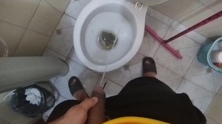Chico sexy orinando bien rico hasta la última gota