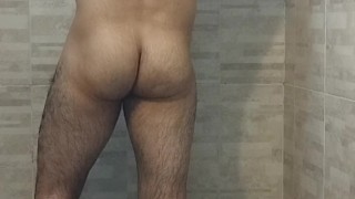 Ducha desnudo después del ejercicio