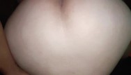 Hermosa latina sexy en estilo perrito, se la follan en cuatro. Se corren en su vagina peluda.