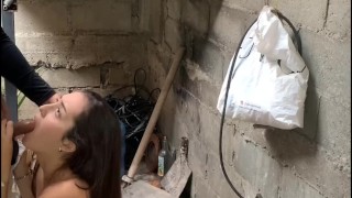 Jovencita AMA DE CASA prestando servicios de "limpieza"