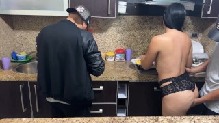 Pareja de Casados Cocinando Para el Jefe Pero la Esposa Debe Pagar la Deuda Siendo la Puta del Jefe