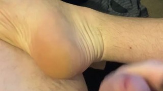 HOT GUY CUMS ON HIS FEET