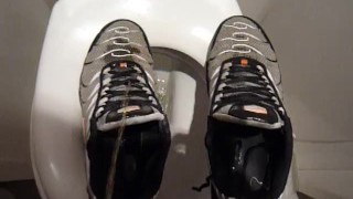 Je pisse dans mes Nike TN Gay