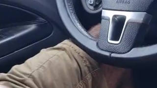 Dirigindo na estrada e batendo uma punheta gostosa