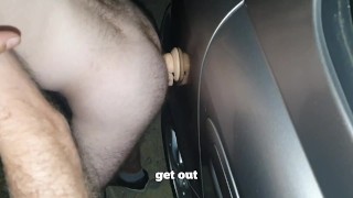 Surpresa puta! Colei um dildo no meu carro. ele adorou e meteu tudo no cu.A minha piça também entrou