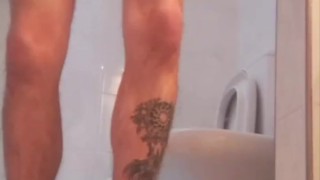 Mi sego mentre immagino che mi infili il tuo cazzo enorme su per il culo