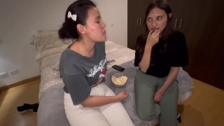 Mi cuñada tiene sexo conmigo otra vez mientras vemos una película solitas...