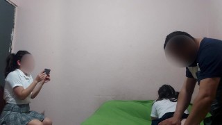  A la colegiala le gusta grabar a su padrastro culeando a su amiga de la escuela