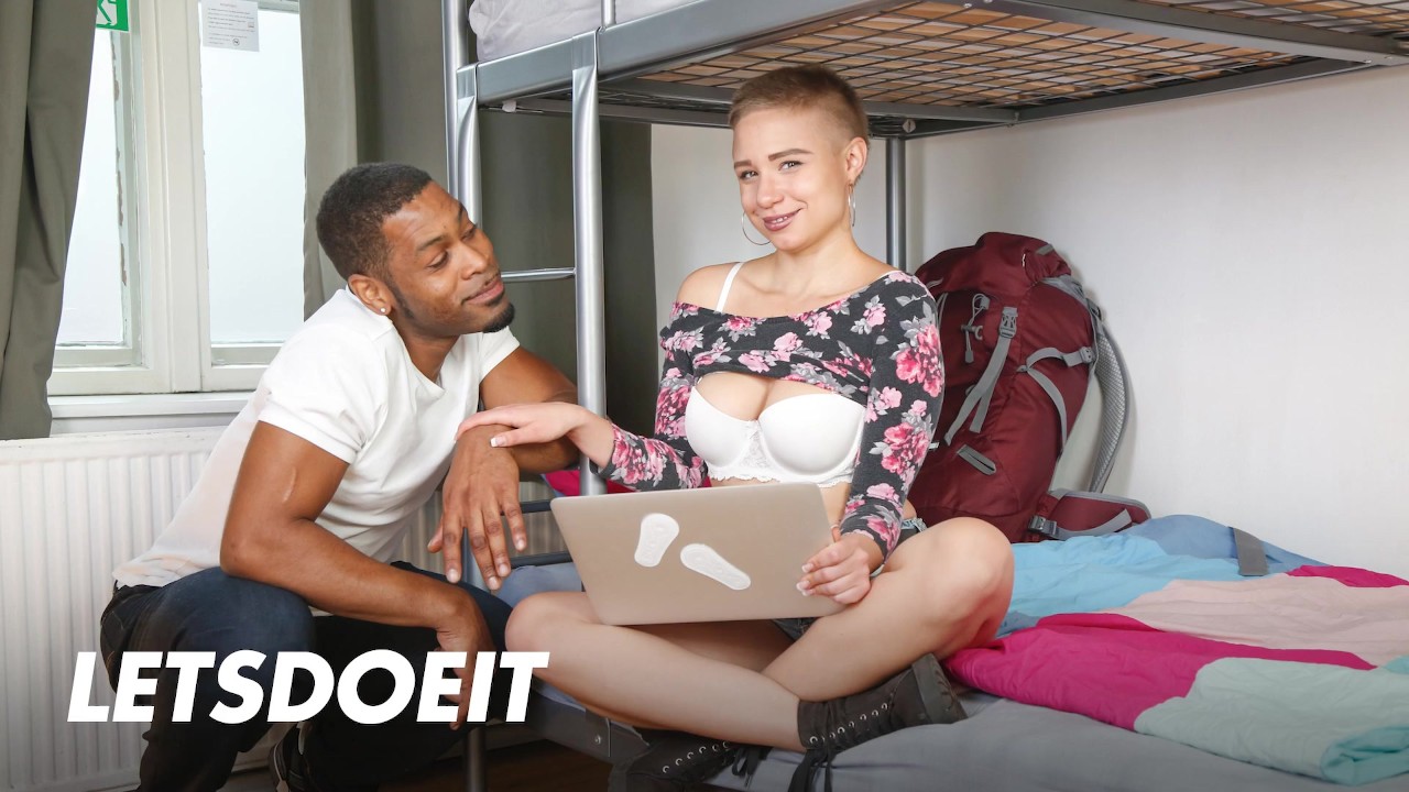 Big Ass Beauty Gabi Gold Hooks Up With Her Well Hung Roommate - HORNY HOSTEL
