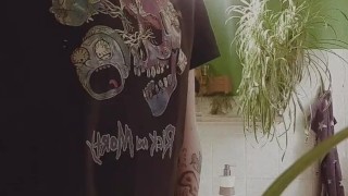 Mit Strap-On ins Klo pissen