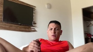 Latino masturbandose de vacaciones