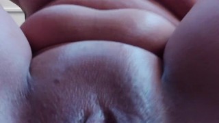 Jovencita golosa saltando muy rico en su dildo mientras sus tetas le rebotan