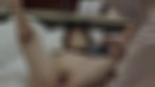 猫コスプレのギャルがアナルプラグ付のしっぽを装着して尻を振る！中出し後の精子掻き出しシーンもあり！